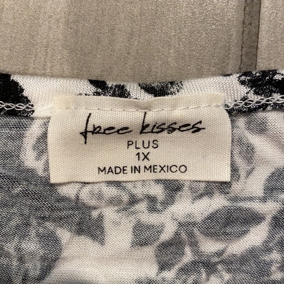 Free Kisses tank top 1X - Picture 3 of 5